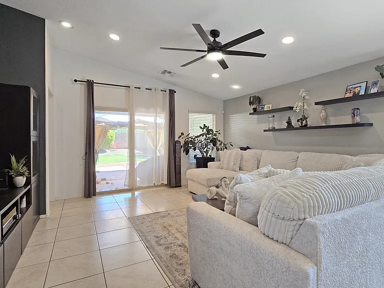 3913 S 185th Ln — Photo 15