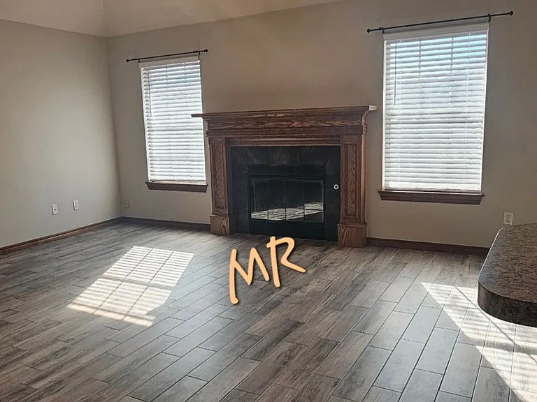 624 E Katelyn Ln — Photo 2