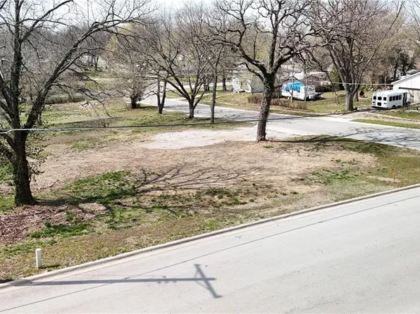 402 S Pine St, Nevada, MO 64772