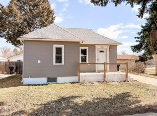 706 9th Ave W, Williston, ND 58801