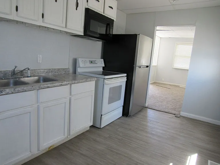 2 Bed 1 Bath in Triplex — Photo 7