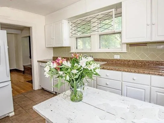 1323 Kirkwood Ave — Photo 10