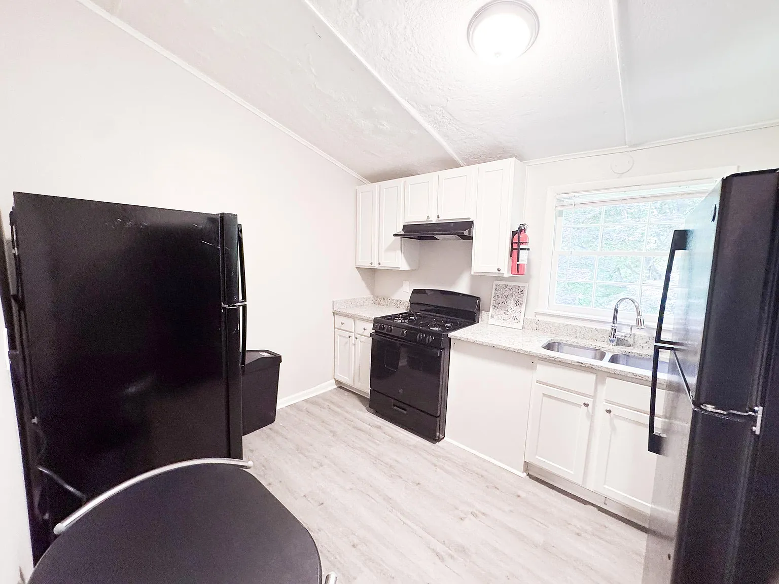 4 bed, 3.0 bath, 1900 sqft, $737 — Photo 3