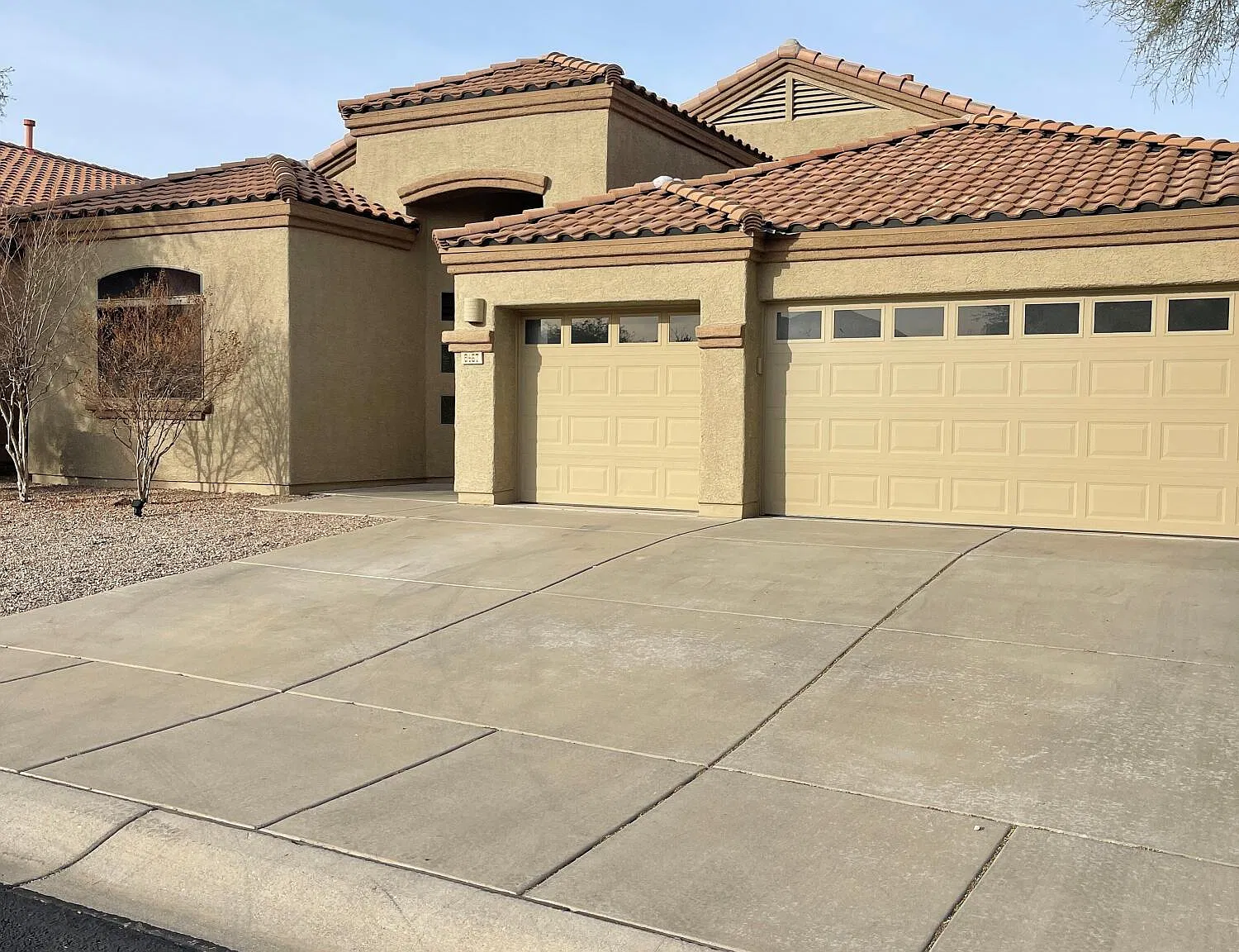 4 bed, 2.0 bath, 2338 sqft, $2,595 — Photo 2