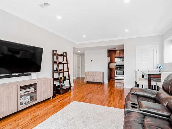 5th image of 6612 N Ashland Ave APT 2
