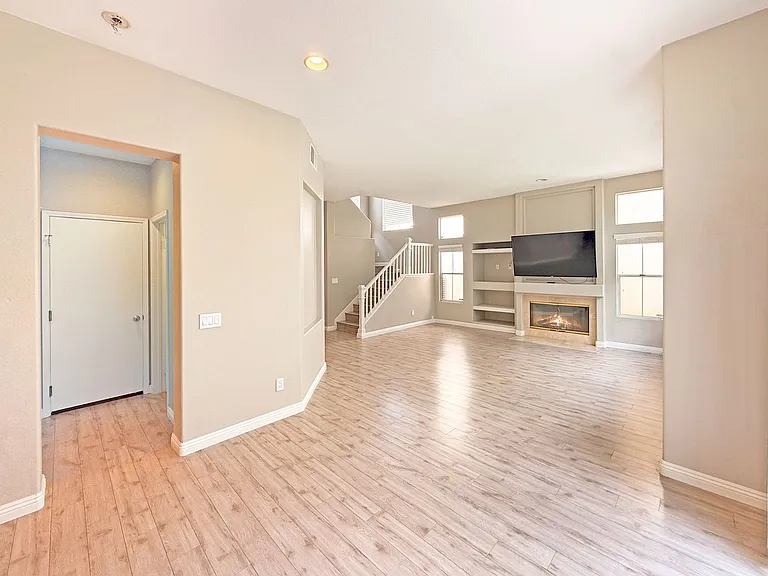 5423 Renaissance Ave — Photo 7