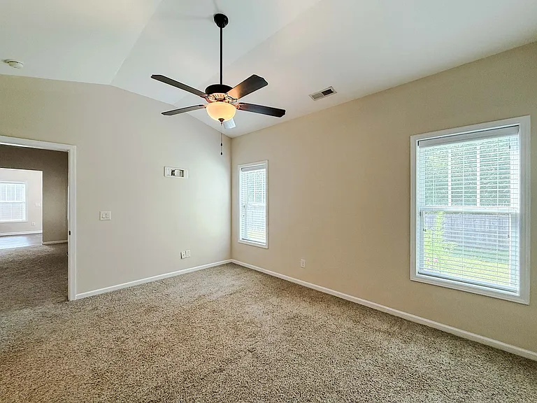 728 Roanoke Dr — Photo 10