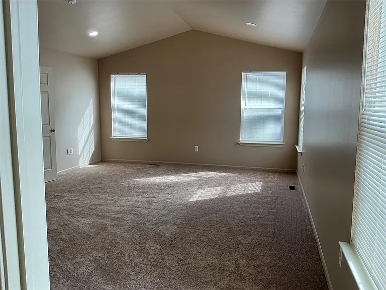 48161 Nottinghill Ln — Photo 33
