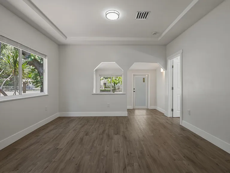 12980 NE 10th Ave — Photo 3
