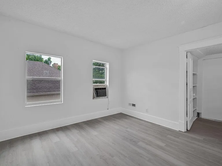 1128 W Broadway St — Photo 12