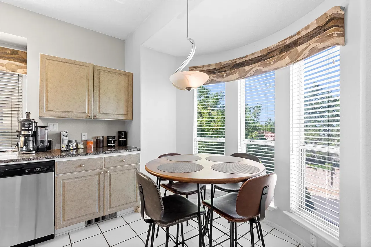 4 bed, 2.5 bath, 3269 sqft, $3,600 — Photo 4