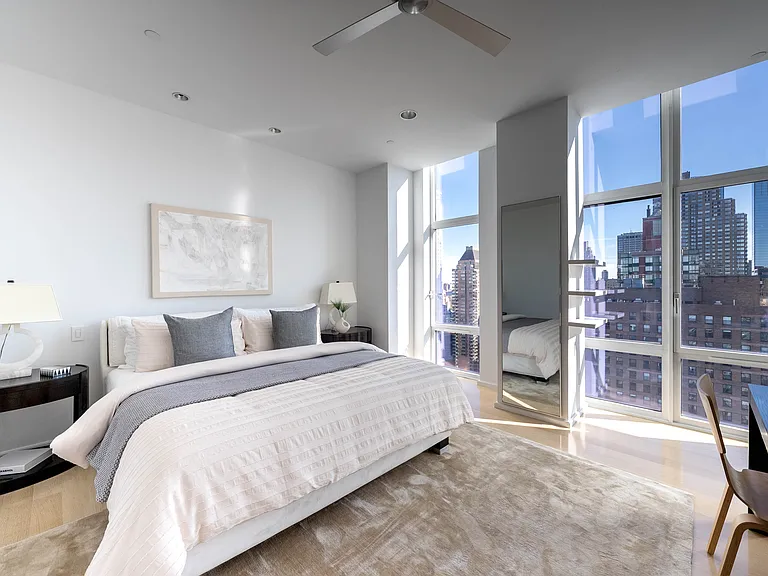 555 W 59th St #PHC — Photo 16