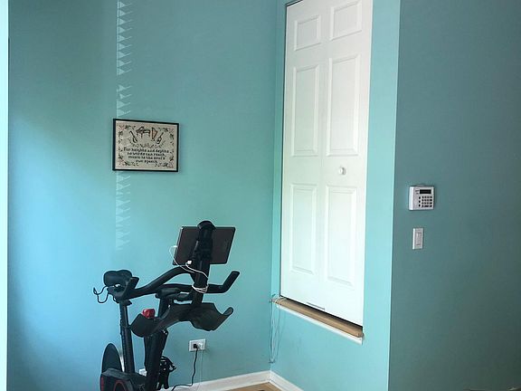 5th image of 831 N Winchester Ave #2