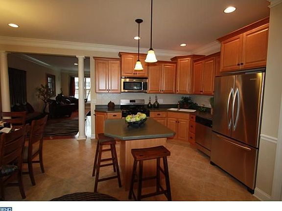 3rd image of 98 Kennedy Dr