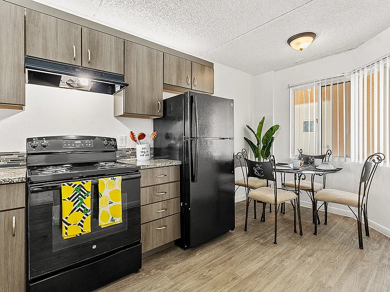 Tennis Towers Apartments — Photo 12