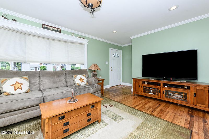 4th image of 10 Woodruff Drive