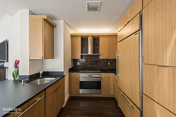 Sold by Sotheby's International Realty | media 6