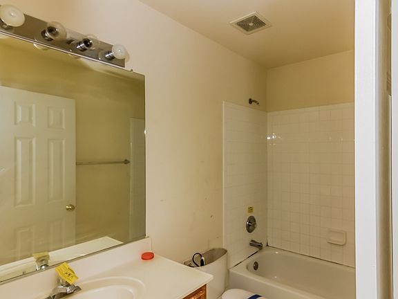 2nd image of 3400 Vineland Pl