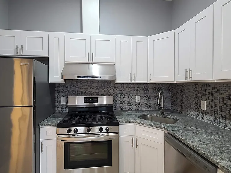 100 Griffith St #3R — Photo 7