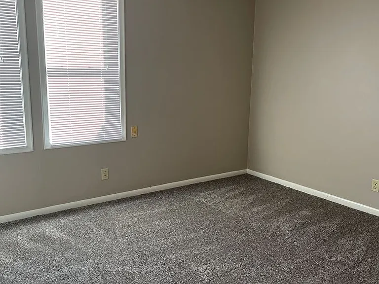 Bristol Square Apartments — Photo 249
