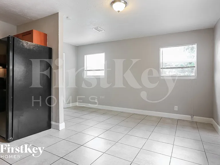 4531 NE 5th Ave — Photo 8