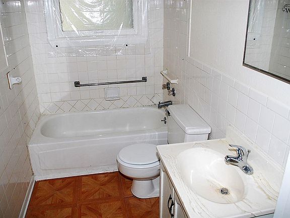4th image of 1677 Keeler Ave