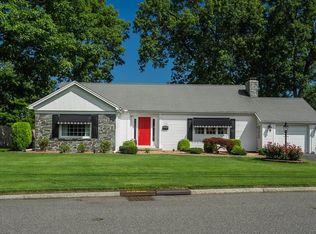 140 Overlook Dr, Springfield, MA 01118