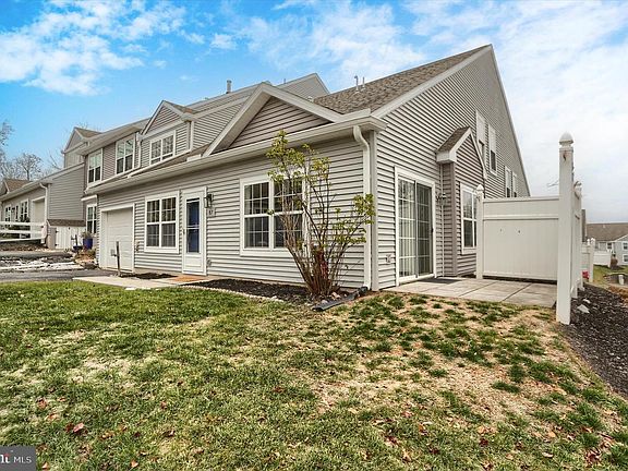 3rd image of 87 Courtyard Dr