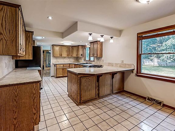 3rd image of 1210 W Circle Dr