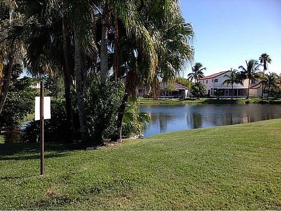 4th image of 333 Lakeside Ct