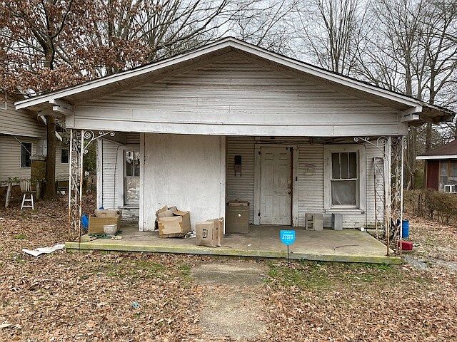 1st image of 110 W Pecan St