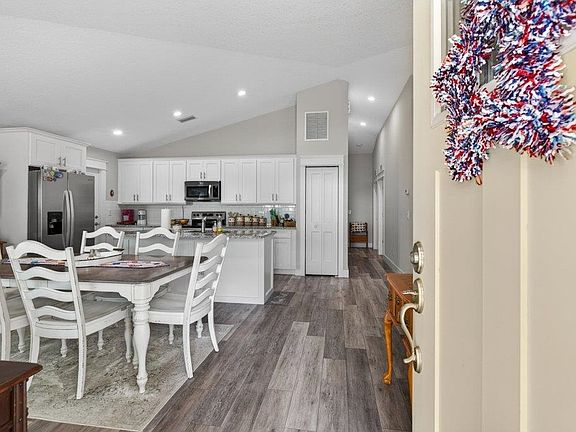4th image of 377 Crescent Blvd