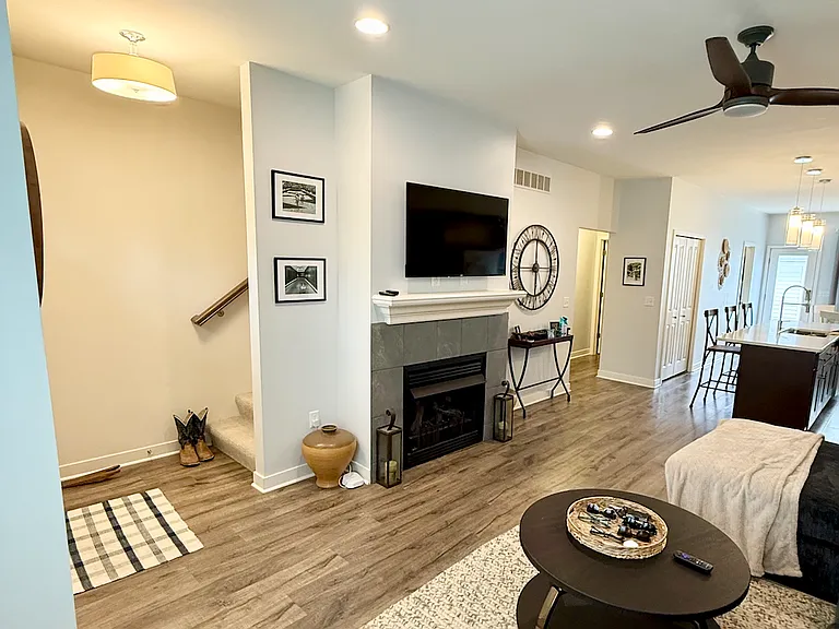 941 Canton St — Photo 2