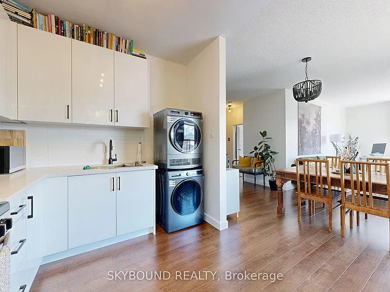 2104 Queen St E #B — Photo 1