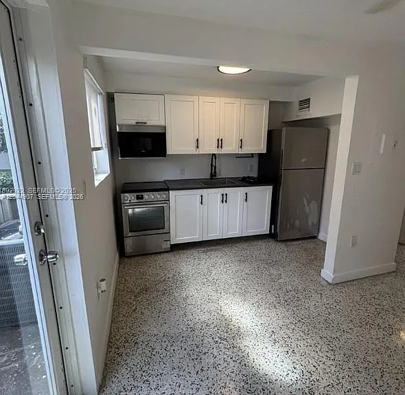 560 NW 1st St #7 — Photo 9