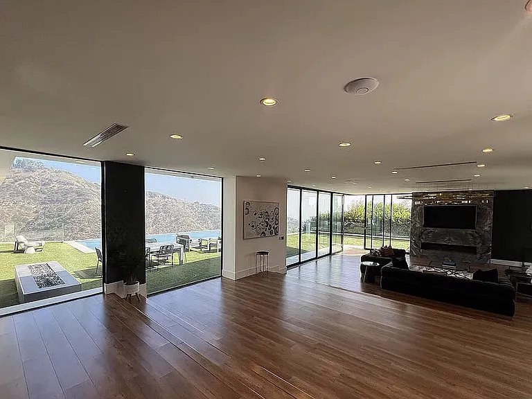 2110 Hercules Dr — Photo 4