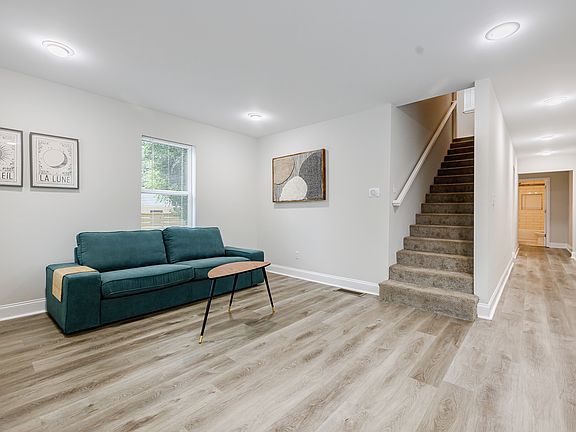 3rd image of 1048 Garibaldi St SW
