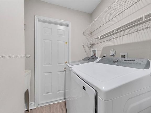 5th image of 2587 Jardin Way