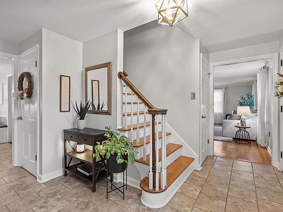 3rd image of 100 Laurelwood Dr