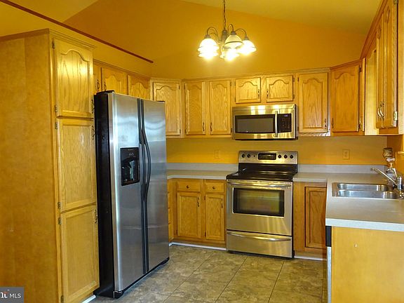 5th image of 864 Queens Ct