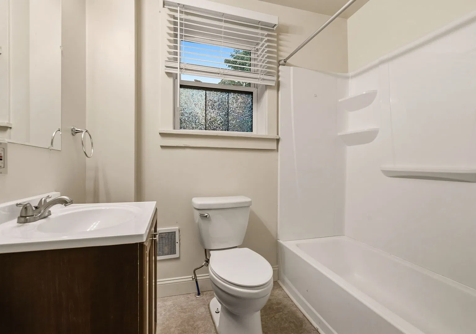 Gorgeous 2 bedroom home in Greenfield available now! — Photo 2