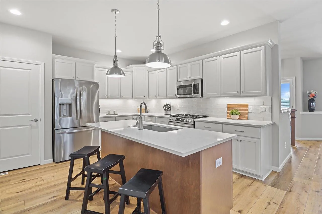 3 bed, 1727 sqft, $3,000 — Photo 3