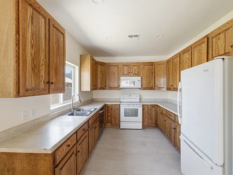 516 W Brown St — Photo 25