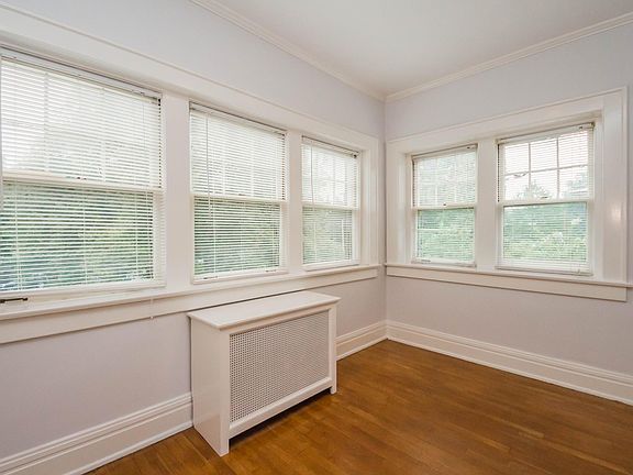 Beautiful sunny eroom that's perfect for an office or a play