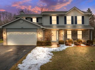 1180 Holly Ln, Algonquin, IL 60102