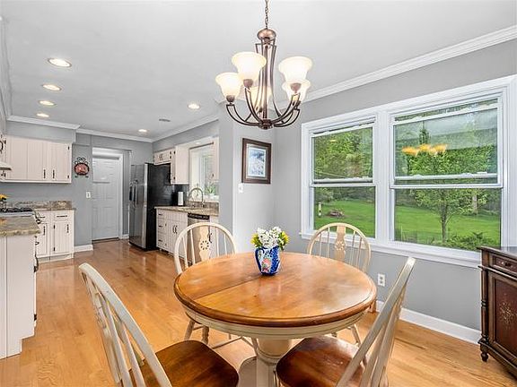 5th image of 743 Mandrake Dr