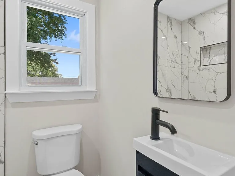 607 W Madison Ave — Photo 4