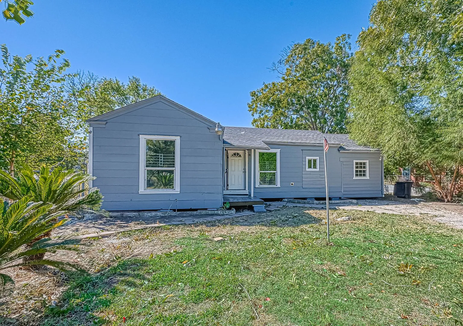 Spacious 4-Bedroom, 2-Bath Home in a Prime Houston Location — Photo 1