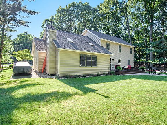 4th image of 4010 Treeline Dr