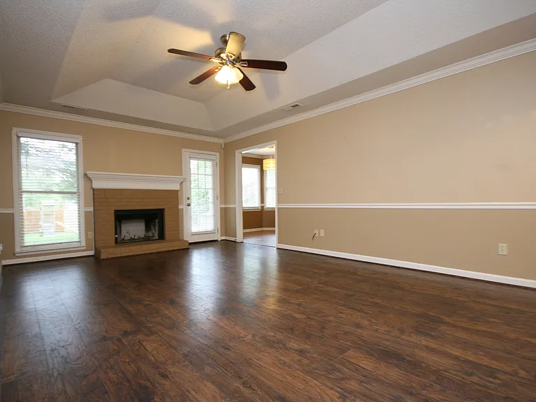 104 Hollington Dr NE — Photo 4